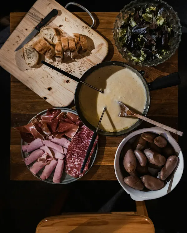 fondue au fromage accompagnée de charcuterie et de pain
