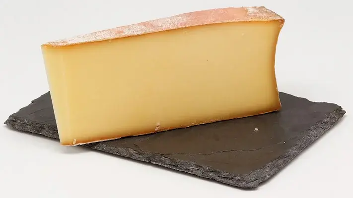 tranche de fromage abondance sur une ardoise